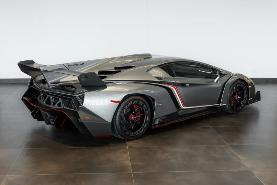2014-lamborghini-veneno-10276492-1098092680.webp.webp