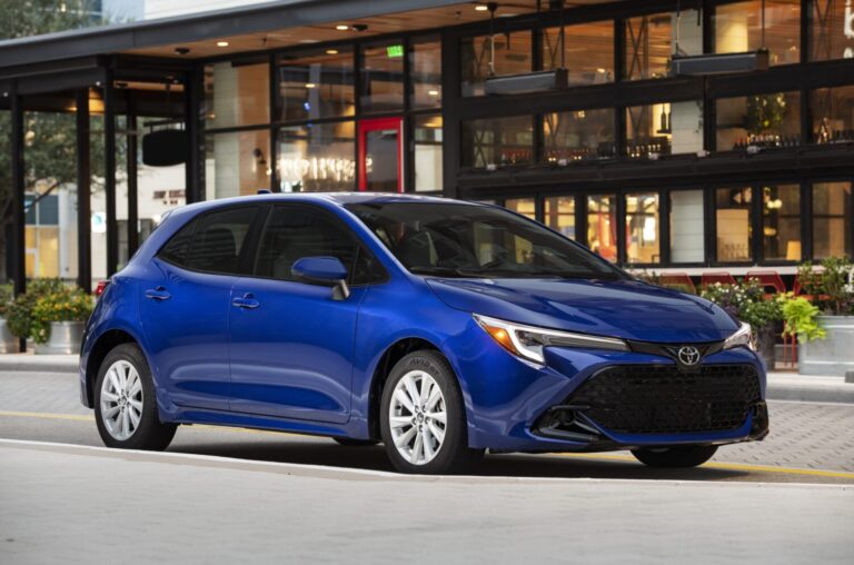 2025-toyota-corolla_100942768_h.jpg