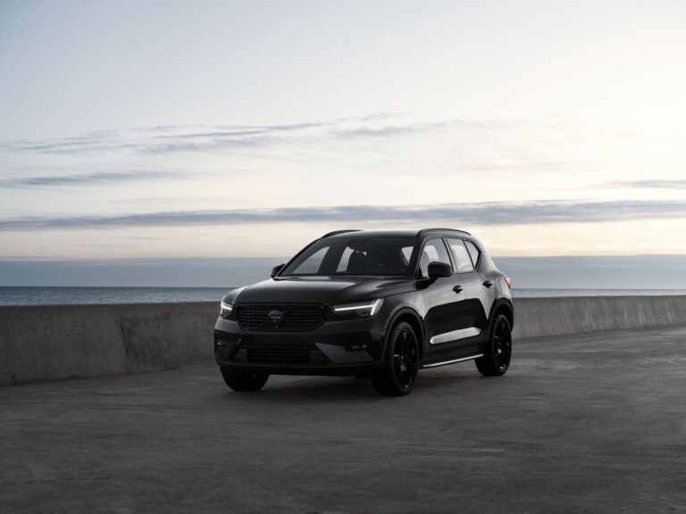 2025-volvo-xc40_100952657_h.jpg