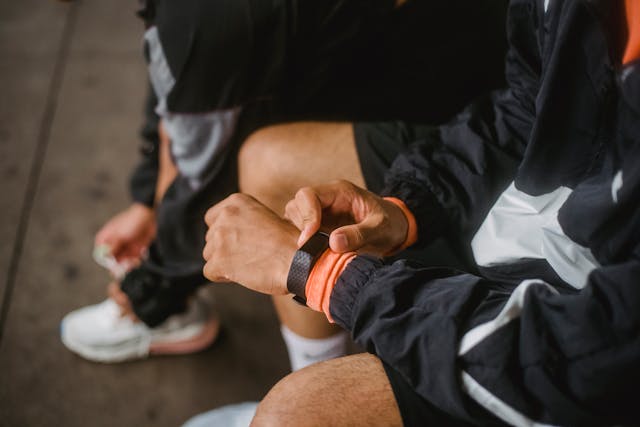 How-Wearables-Are-Redefining-Personal-Fitness-Goals-In-2025.jpg