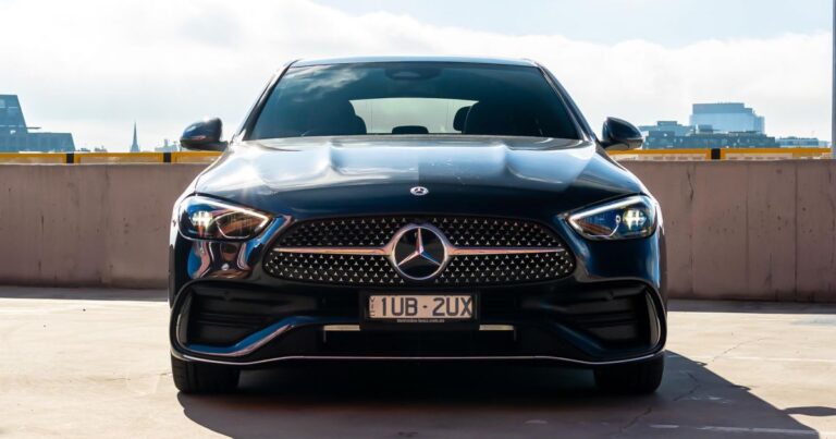 Mercedes-Benz-C300-Sedan_HERO-16x9-v2.0.jpg