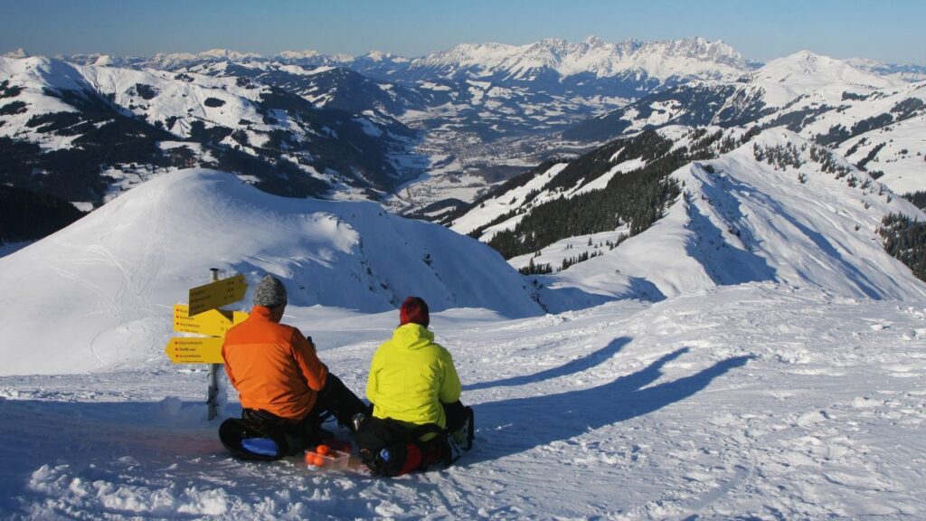 Tourists-winter-mountain-hiking.jpg