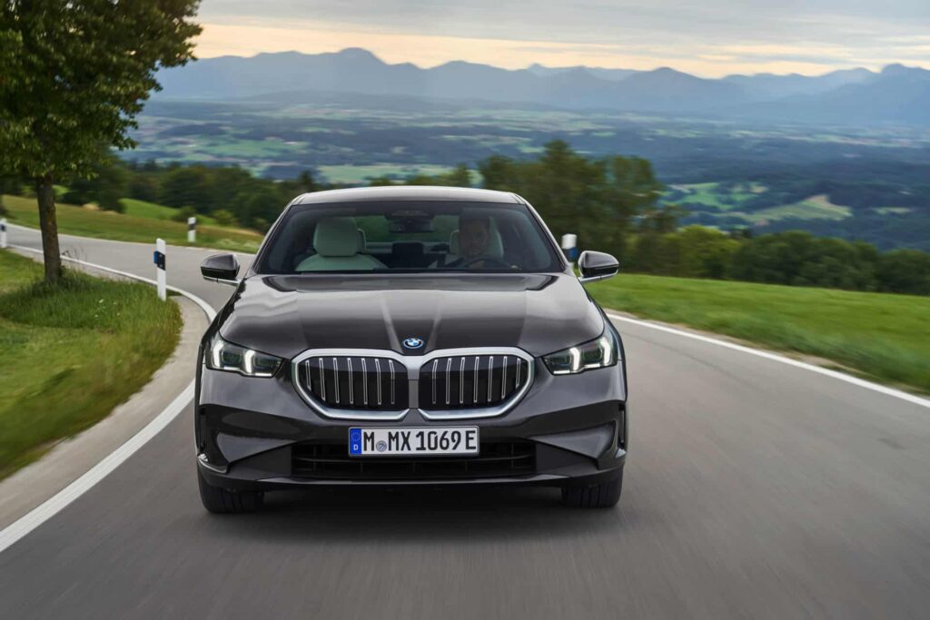 2024-bmw-530e-4-1.jpg