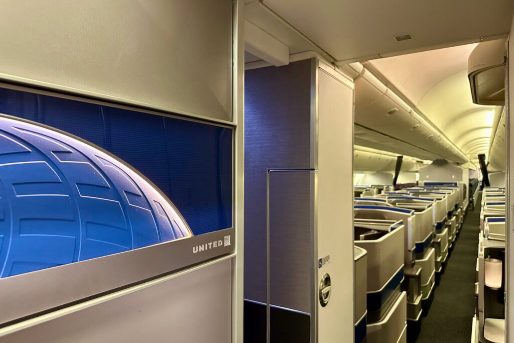 United-Boeing-767-300-Premium-Plus-Polaris-76Q-Zach-Griff-25.jpg