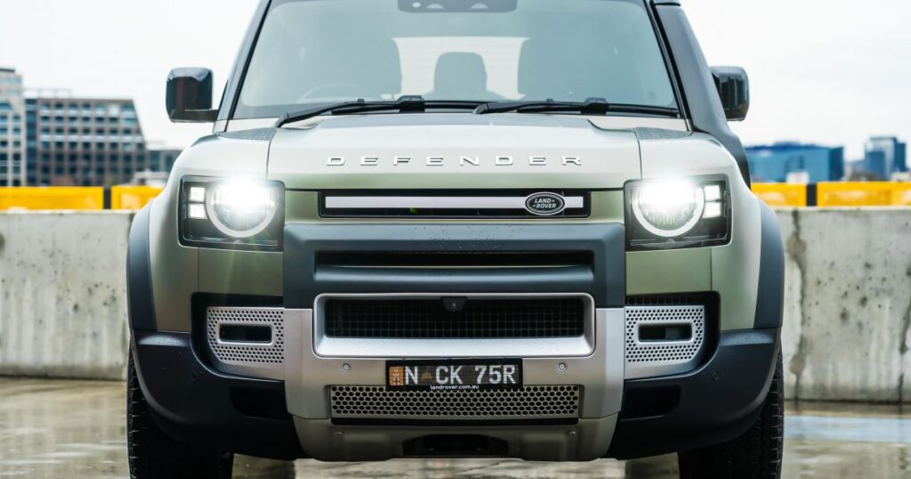 2025-06-land-rover-defender-90-s-d250-hero-3x2-1.jpg