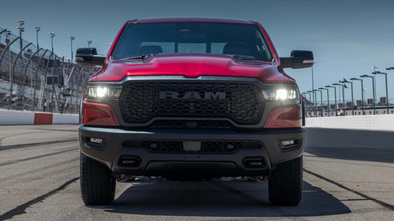 2026-ram-1500-hemi-front.jpg