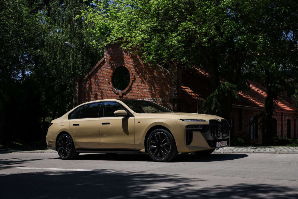 BMW-7-Series-Desert-Sand-Uni-5.jpg