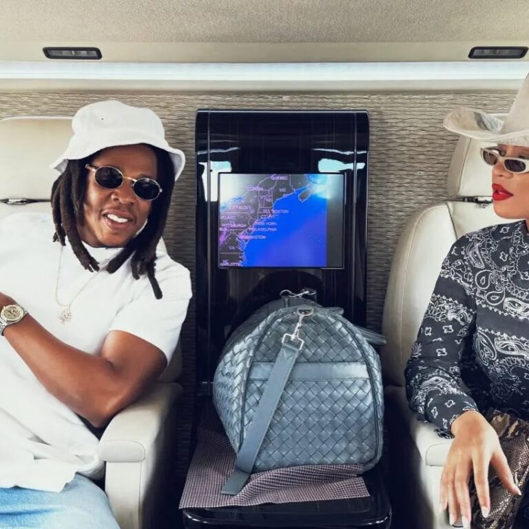 Beyonce-Posed-with-Jay-Z-in-a-Navy-and-White-Paisley-Print-Golden-Goose-Set-4.jpg