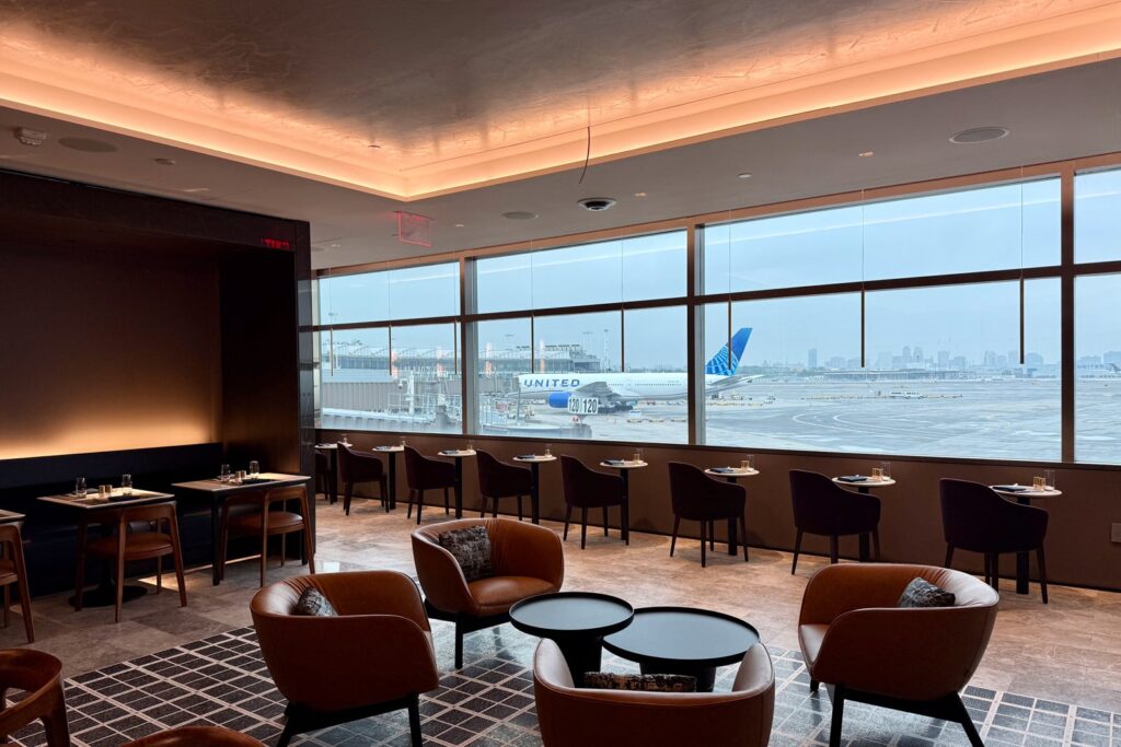 United-Polaris-Lounge-Dining-Room-Newark-32.jpg