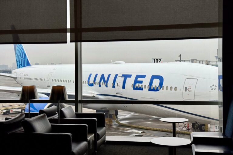 United-Polaris-Lounge-Dining-Room-Newark-9.jpg