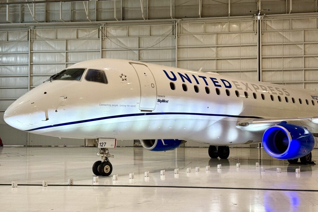 United-Starlink-Embraer-E175-Nashville-29.jpg