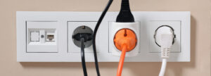 featured_power-plugs-when-traveling-300x108.jpg
