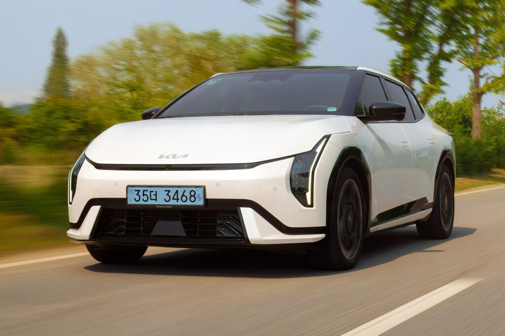 kia-ev4-saloon-review-2025-01-front-tracking.jpg