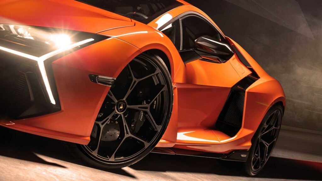 lamborghini-revuelto-foto-2023.jpg