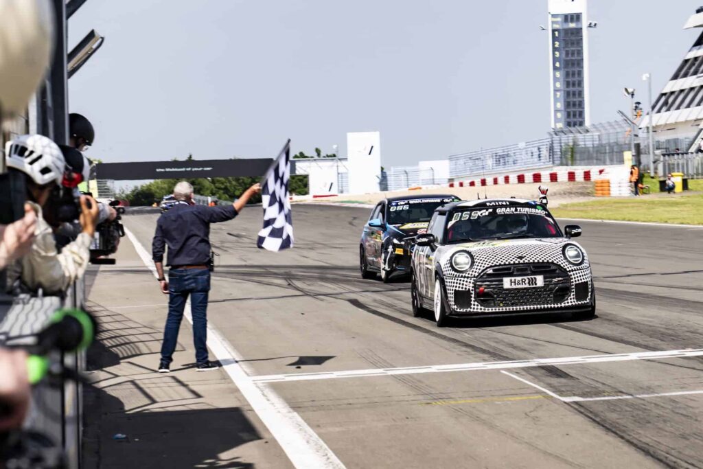 mini-24-hrs-nurburgring-03.jpg