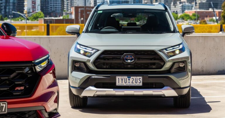 2023-11-honda-cr-v-vs-toyota-rav4-twin-stills-2.jpg