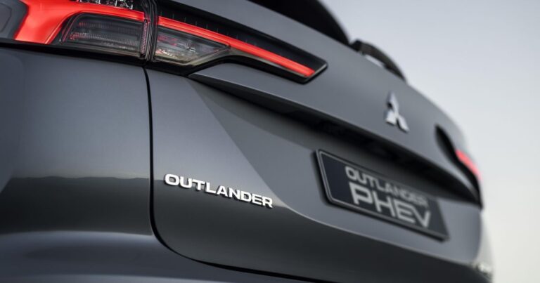 2024-10-2025-mitsubishi-outlander-phev-31.jpg