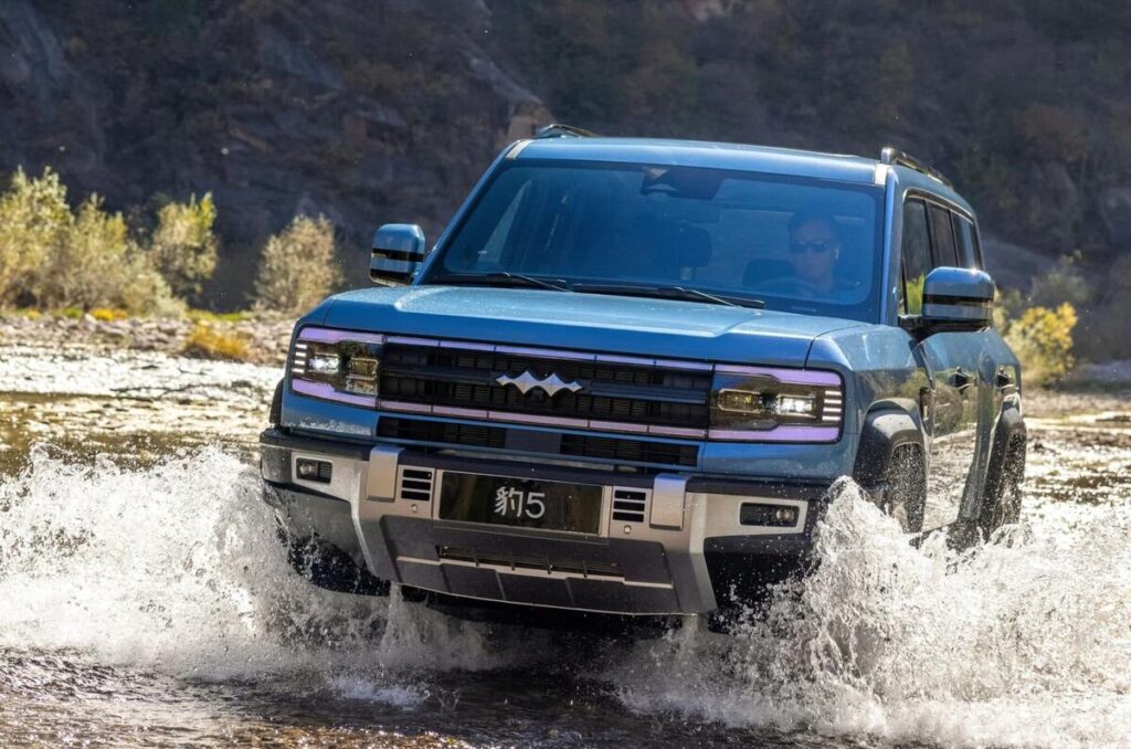 fangchengbao-bao-5-wading-through-water_0.jpg