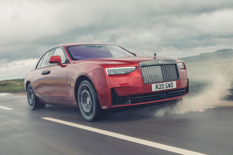 rolls-royce-ghost-review-2025-001-front-tracking.jpg