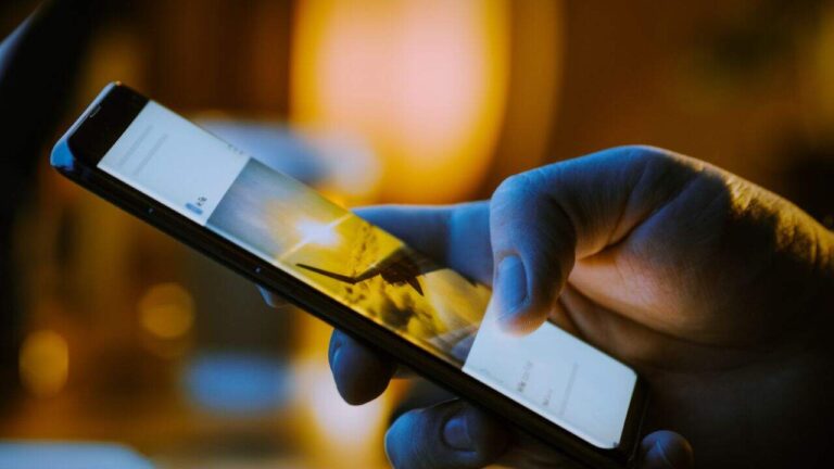 travel-phone.jpg